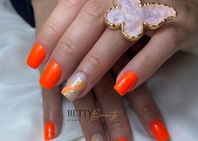 Maniküre-neon-orange-by-BettyBeauty