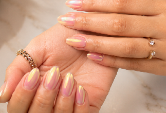 Gepflegte Nägel mit glänzendem Nagellack und professionellem Nageldesign bei Betty Beauty in Fahrweid.
